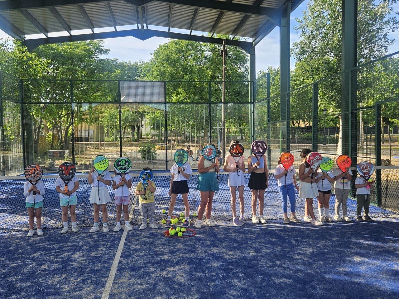Niños y niñas del club en una jornada infantil de pádel